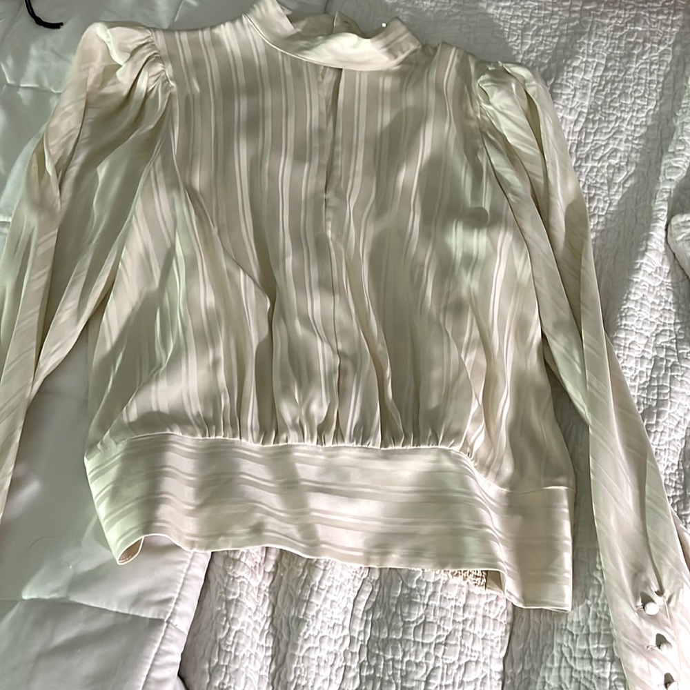Frame 100% silk  puff sleeve blouse front keyhole size large NWOT